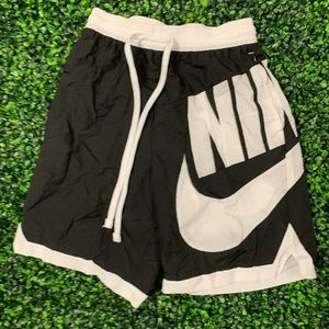 Black and white Like new slightly used Nike windbreaker shorts with draw strings